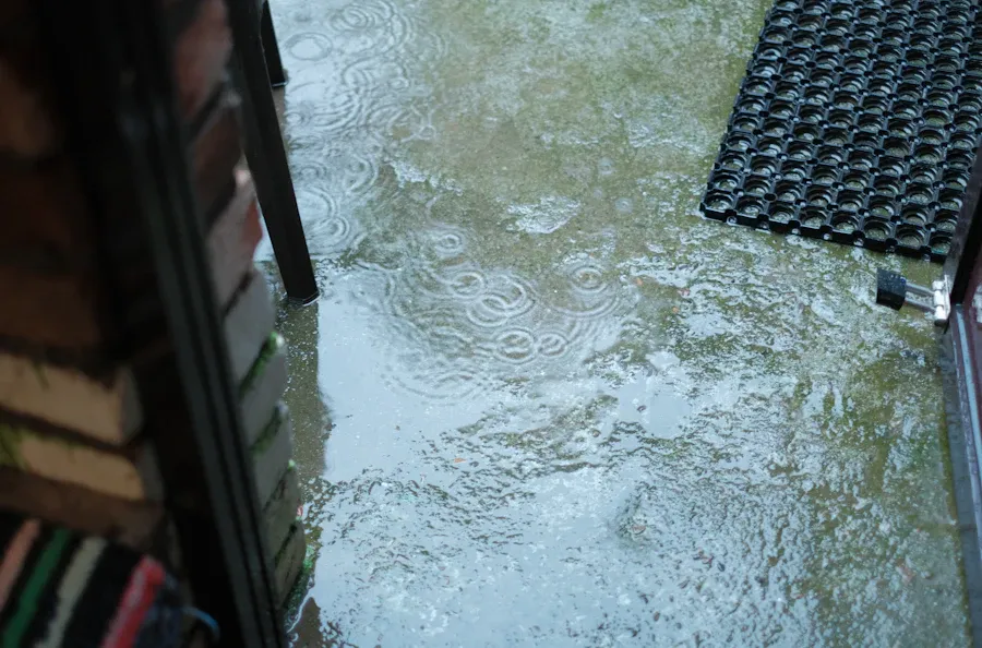 Eau stagnante devant l'entrée d'un bâtiment après une inondation