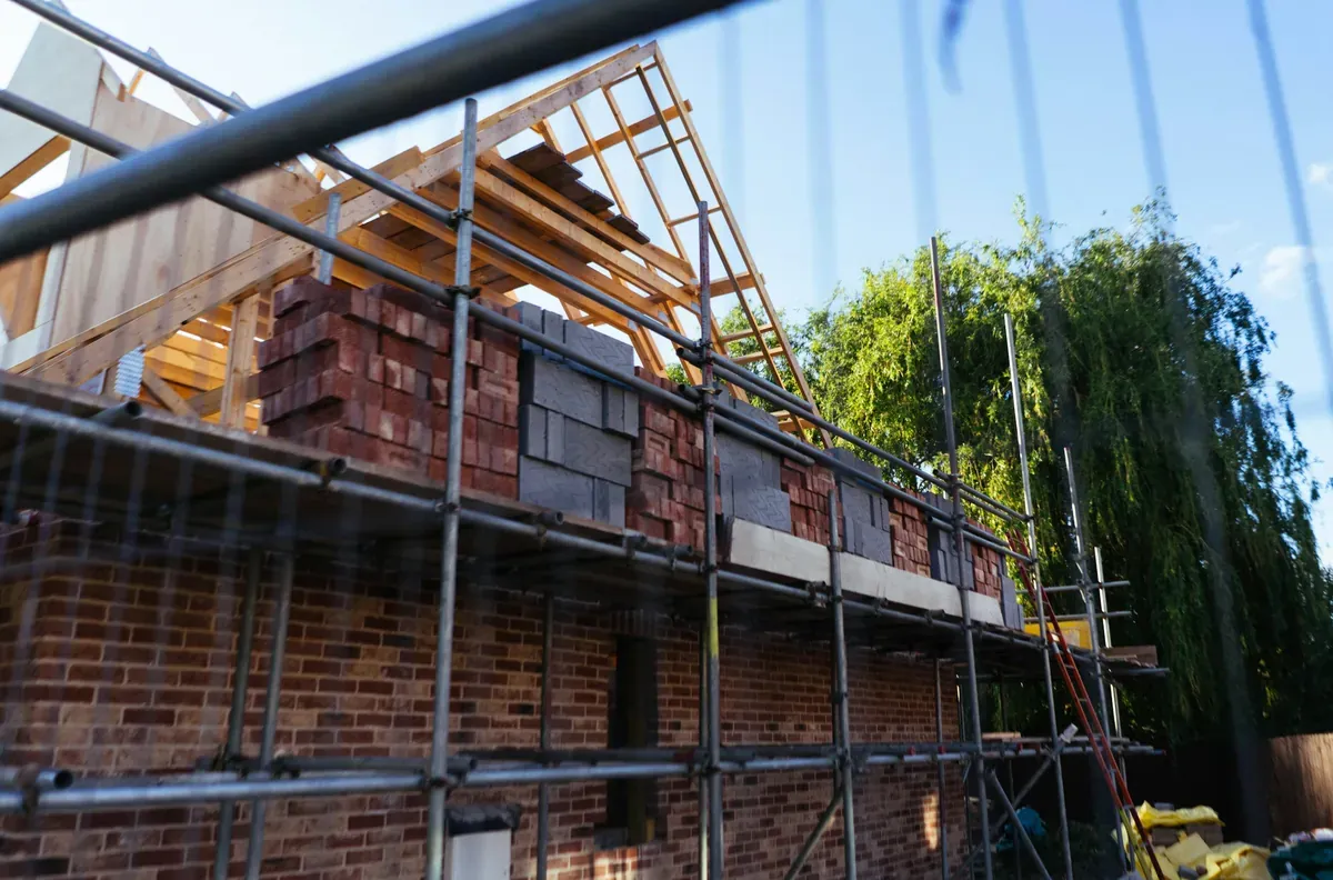 Maison en cours de construction, échafaudage et murs montés