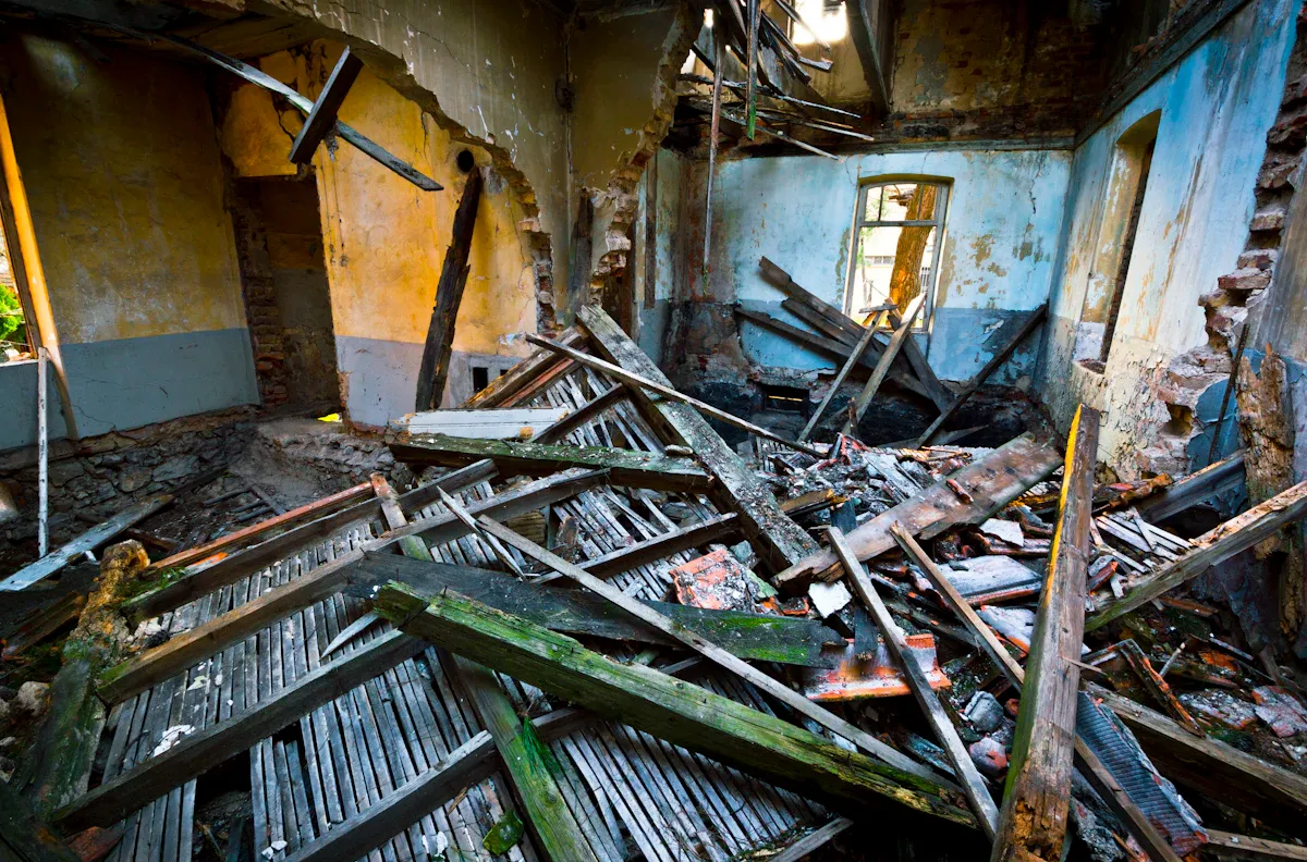 Intérieur dévasté par un sinistre, charpente et plancher effondrés