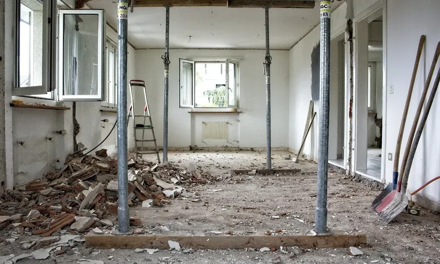 Pièce dégarnie et étayée pendant les travaux de reprise