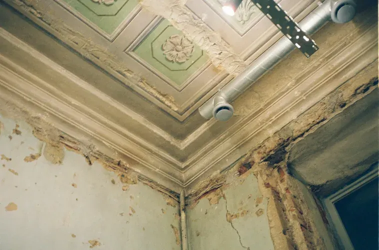 Plafond de pièce d'habitation marqué par un dégât des eaux