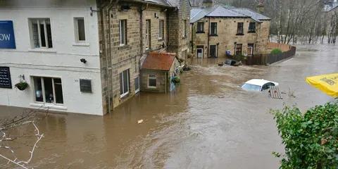 Rue de village inondée après une crue