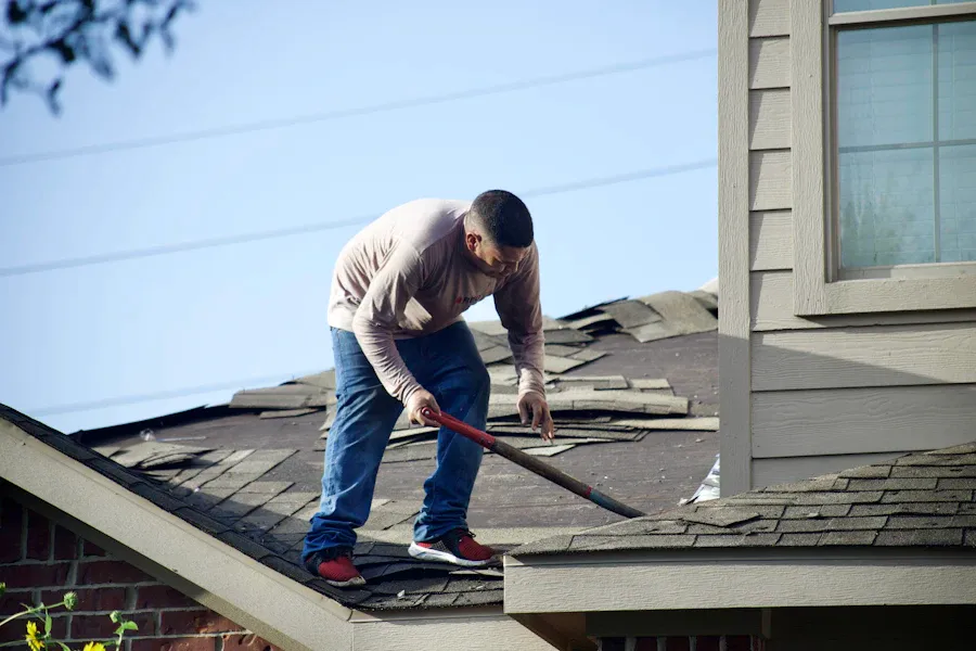 Dépose de tuiles endommagées sur une toiture